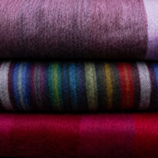 Plaid med alpacauld – Happy Llama Fairtrade (Stribet med blålige farver)